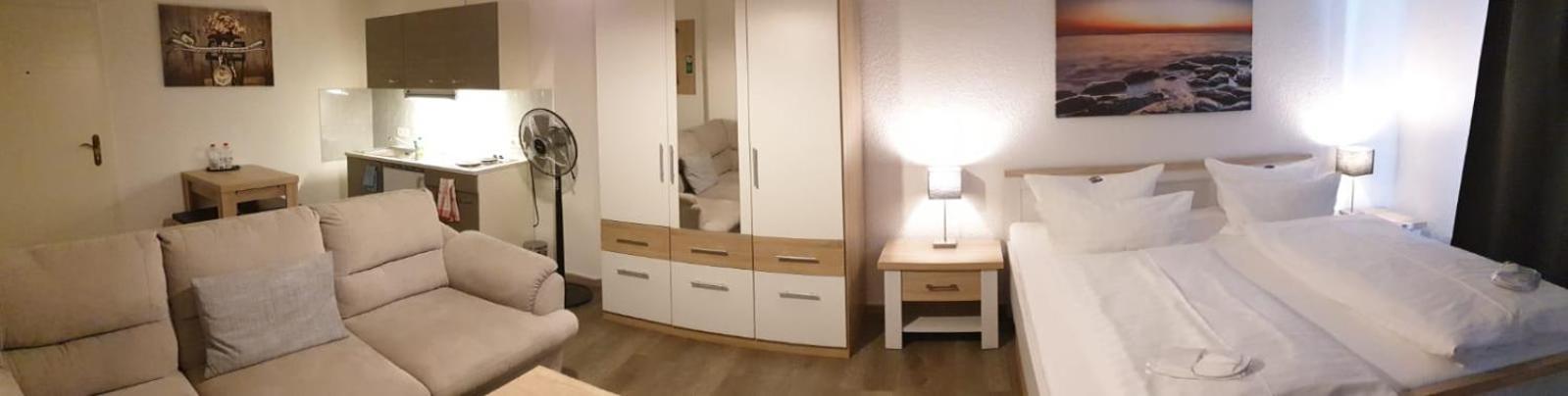 Hotel Zur Alten Stadtkellerei Лейпциг Номер фото A bedroom with a nightstand